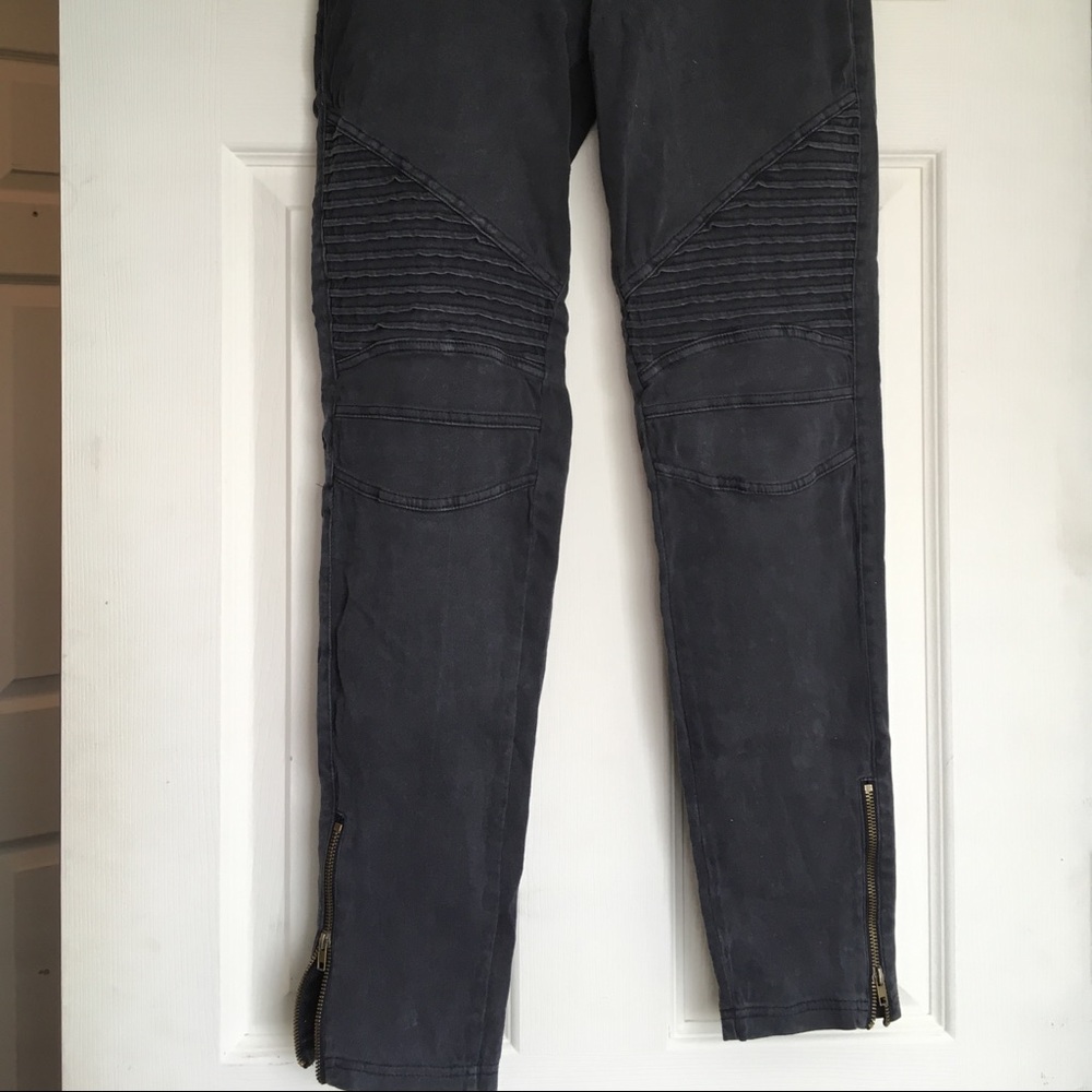 CUTE!!! Moto jeggings. Black. Ankle zip.